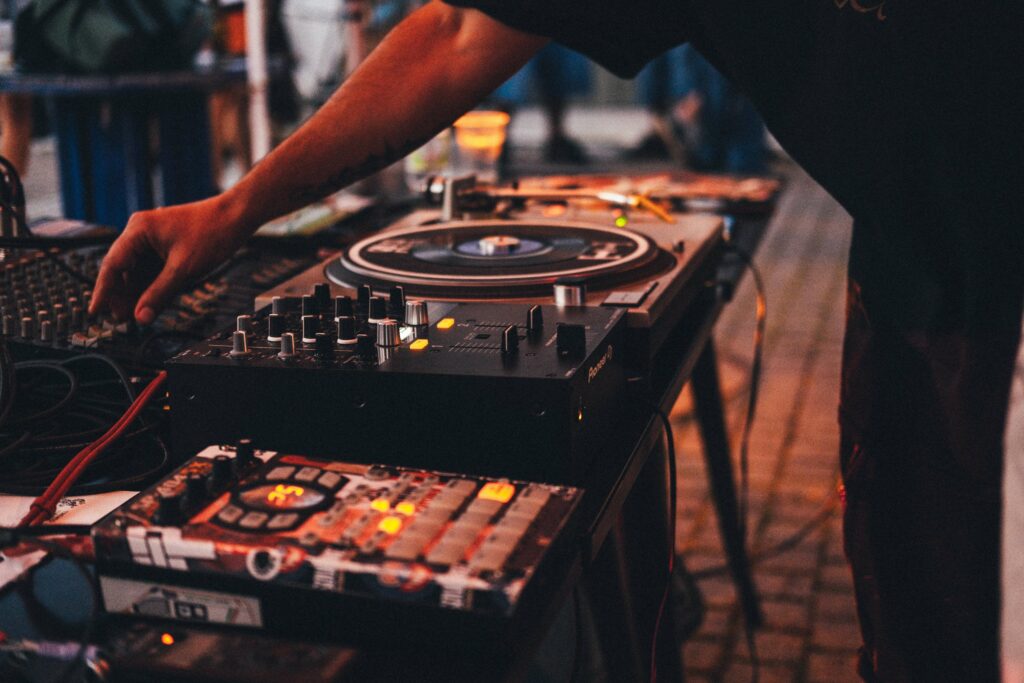 DJ mit Mischpult